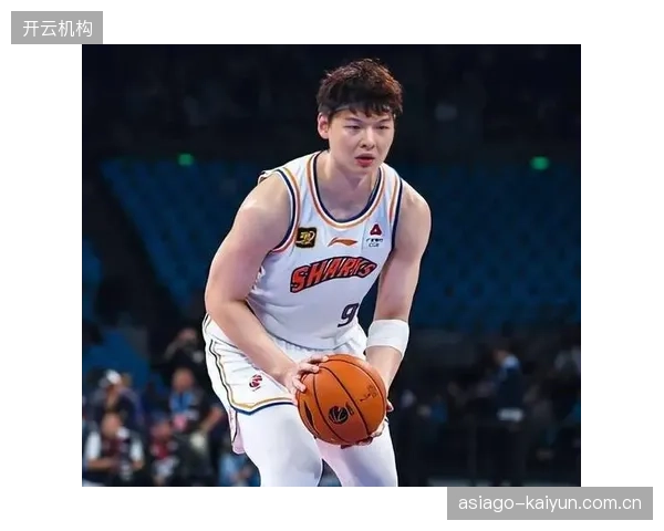 王哲林高位策应成战术变量，广厦需调整内线防守策略限制其传球轴心作用。